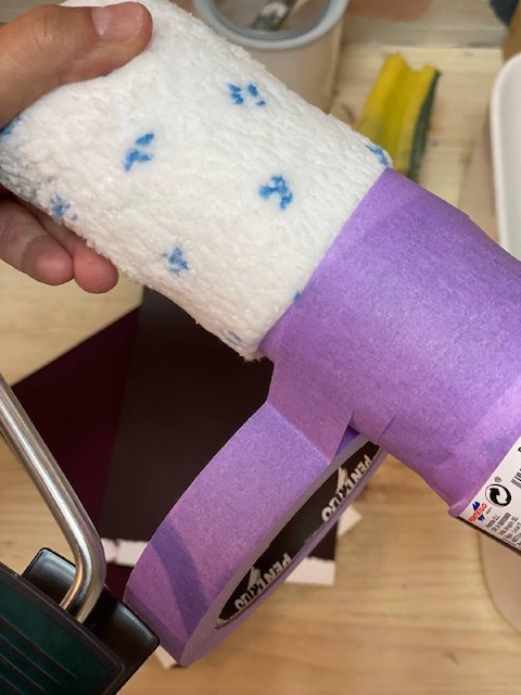 Cómo pintar un zócalo en la pared 11 rodillo 2