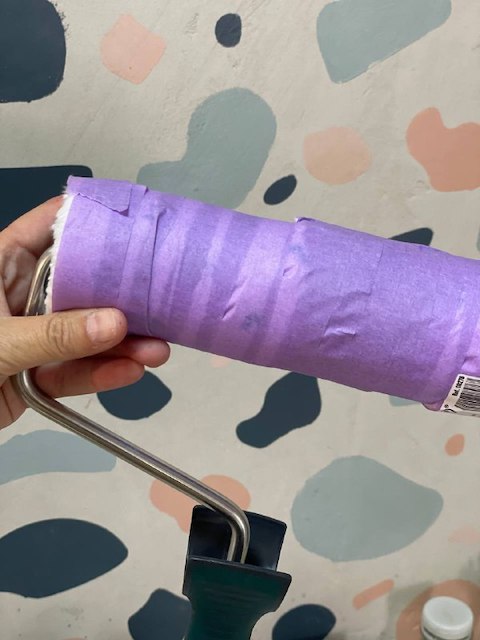 Cómo pintar un zócalo en la pared 12 rodillo 3