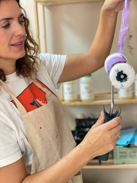 Cómo pintar un zócalo en la pared 13 rodillo 4