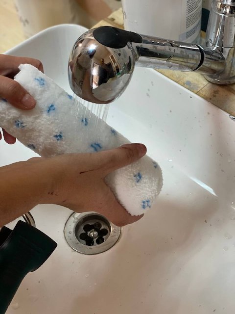 Cómo pintar un zócalo en la pared 15 rodillo 5