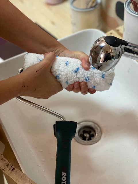 Cómo pintar un zócalo en la pared 16 rodillo 6