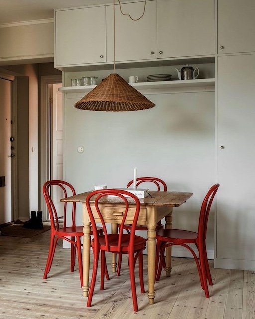 Cómo pintar lámparas de IKEA con textura 8 Teoría del rojo inesperado: cuadro: sillas