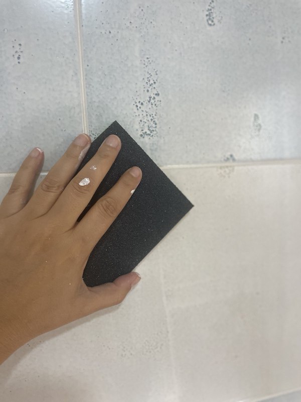 Cómo pintar azulejos de baño. 15 s lija strogn azulejos