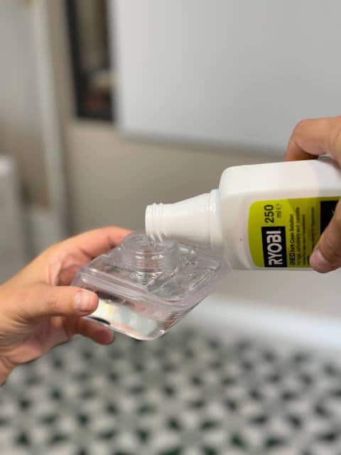 Jabón para limpiar el sillón que vamos a pintar con chalk paint