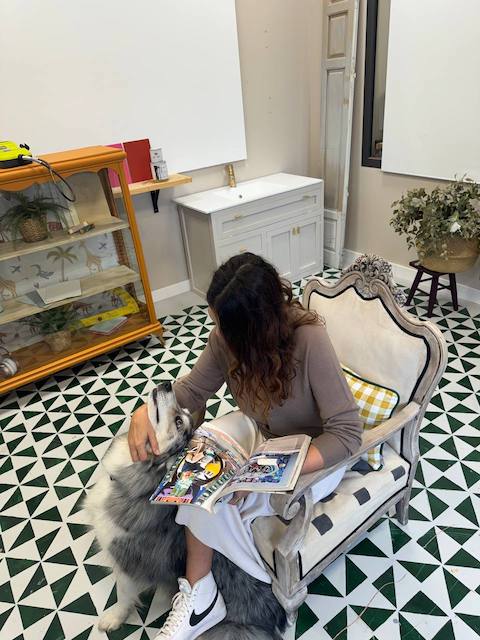 Pintar un sillón con Chalk Paint: tips y trucos 31 Gema en el sillon pintado con chalk paint y con el perro