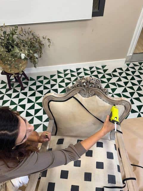 Pintar un sillón con Chalk Paint: tips y trucos 27 Gema poniendo con cola la cinta para embellecer la costura del sillon pintado con chalk paint