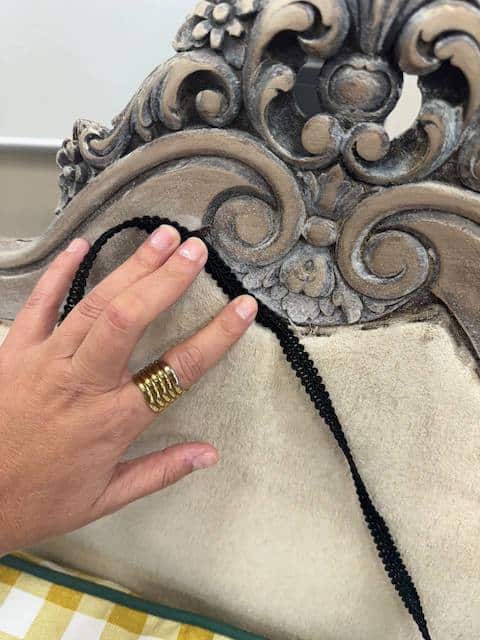 Ponemos cinta para tapar las costuras del sillon pintado con chalk paint