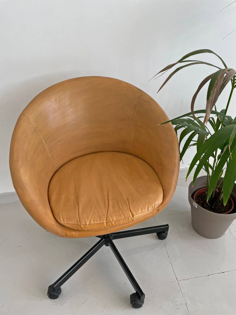 Silla giratoria pintada efecto piel