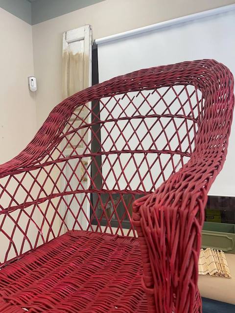 Aprende a Pintar Muebles de Mimbre con Chalk Paint 11 Sillon de mimbre con la primera mano de pintura