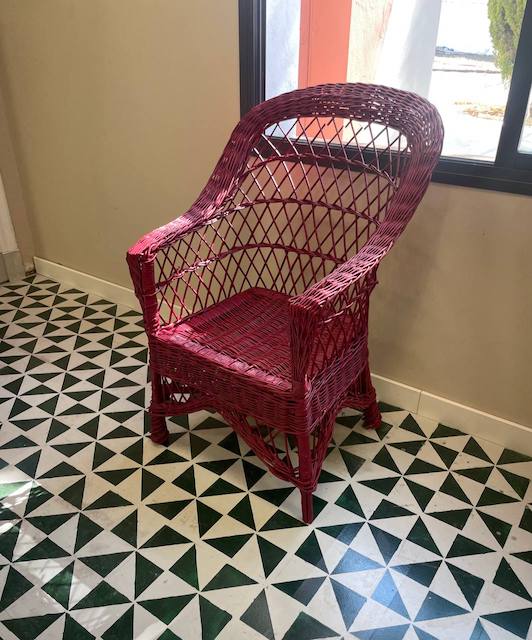 Aprende a Pintar Muebles de Mimbre con Chalk Paint 13 Sillon de mimbre pintado secando