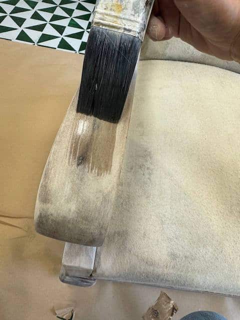 Aplicamos pátina Palisandro para mantener el aspecto envejecido del sillón pintado con chalk paint.