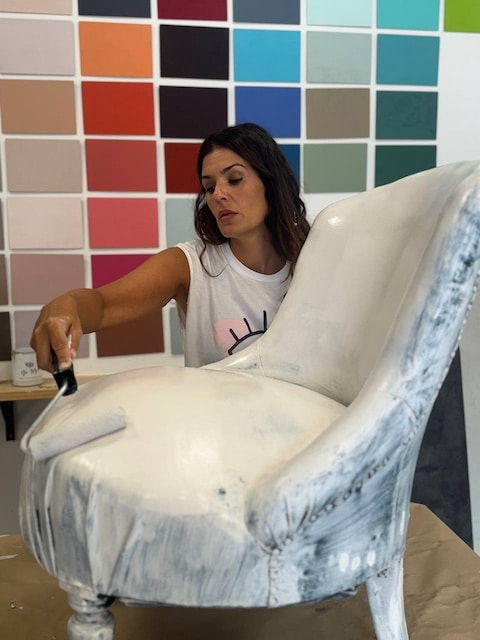 Gema pintando el sillón de polipiel
