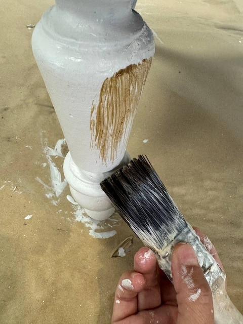 Aplicando pátina en la pata