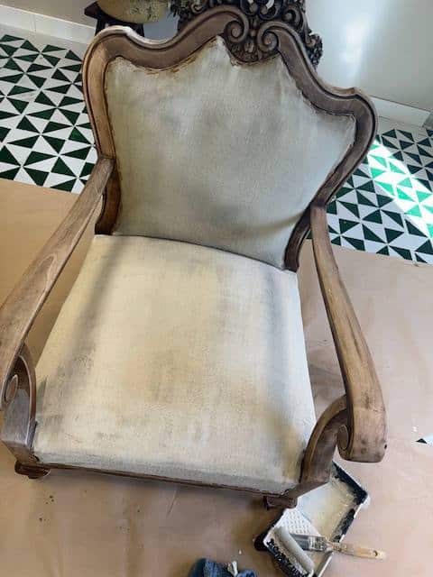 Sillón pintado con una mano de pintura chalk paint y madera decapada