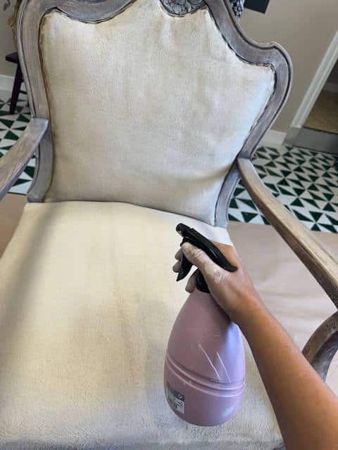 Pulverizamos con agua la tela del sillón pintado con chalk paint para reblandecerla.