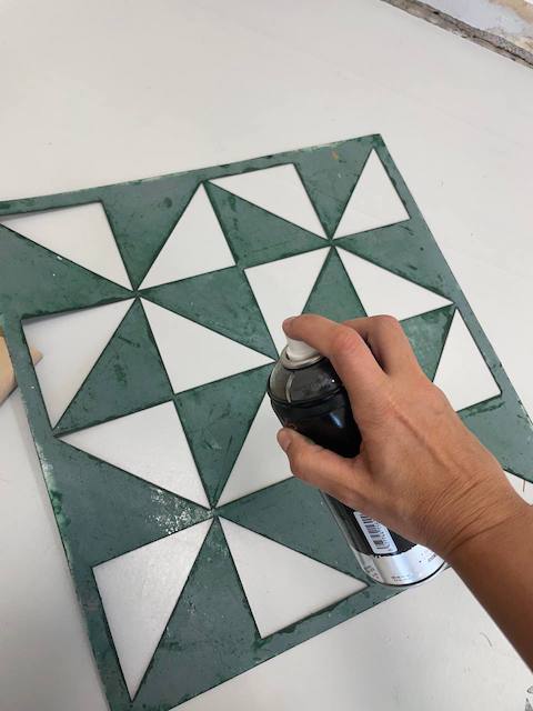 Guía para restaurar y pintar una tarima flotante 25 Fijamos la plantilla con spray