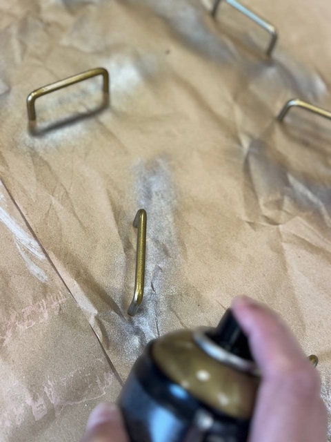 Pintamos con spray oro los tiradores