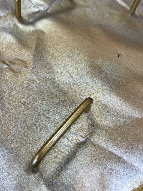 Tirador pintado en spray oro