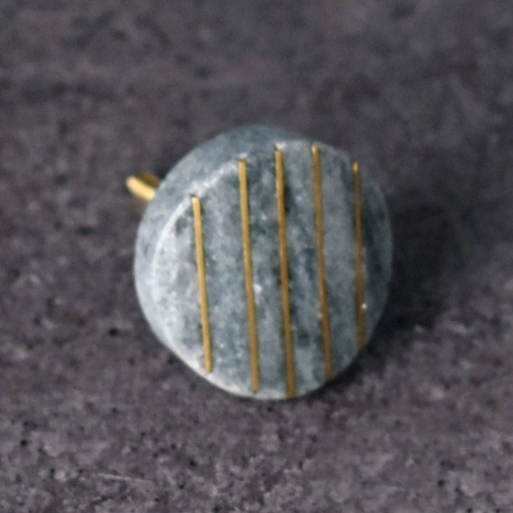 Pack de 2 tiradores Piedra Negra y Latón curvo 1 Pack de 2 tiradores Piedra Negra y Latón curvo