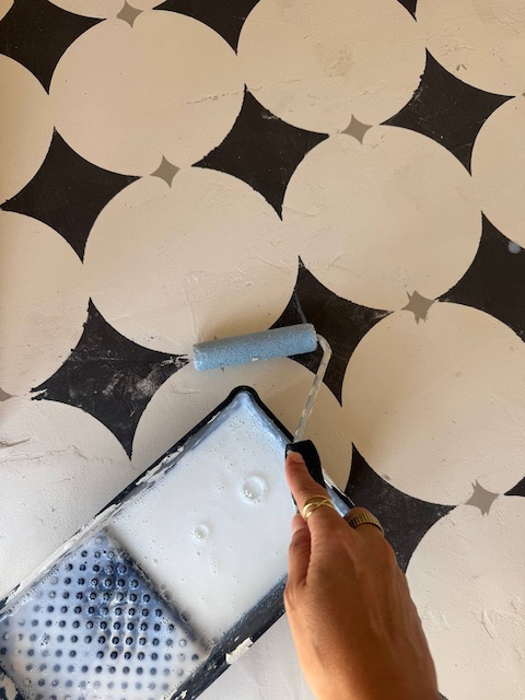 Aplicamos con rodillo el barniz