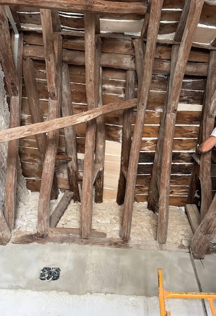 Restaurar vigas de madera: trozo restaurado con nuevas tablillas
