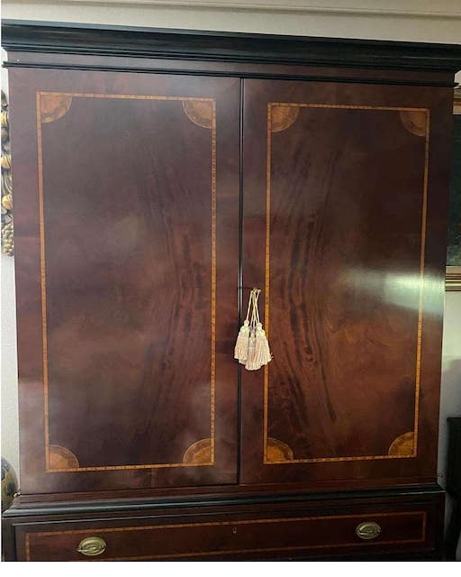 Taller La Circuleta 11 Vitrina madera oscura