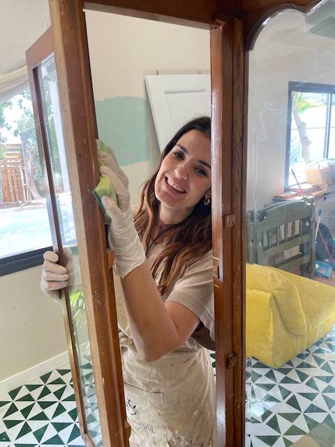Gema limpiando la vitrina vintage que vamos a pintar con pintura a la tiza